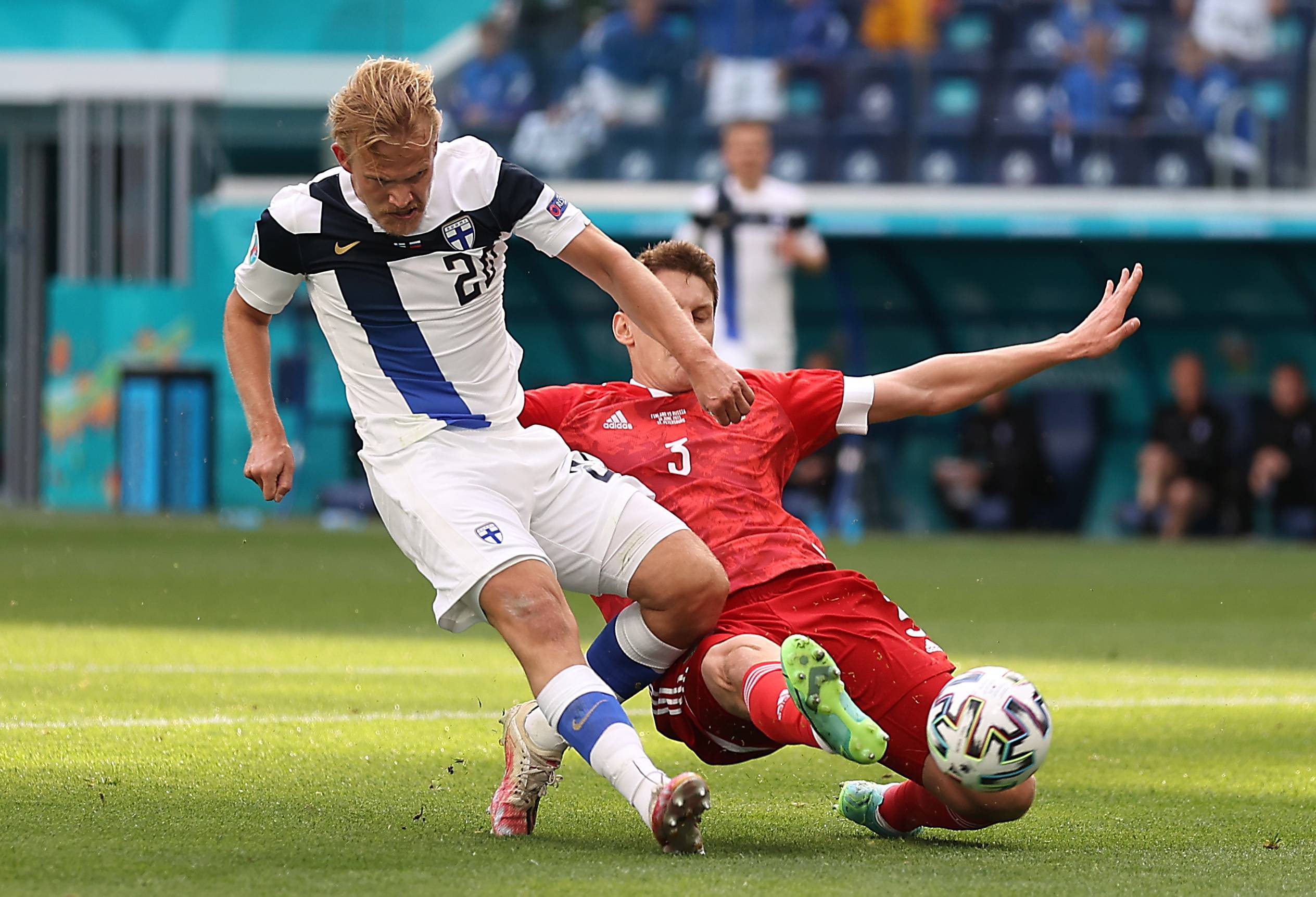 包含足球赛精彩连连，引发全民热议的词条