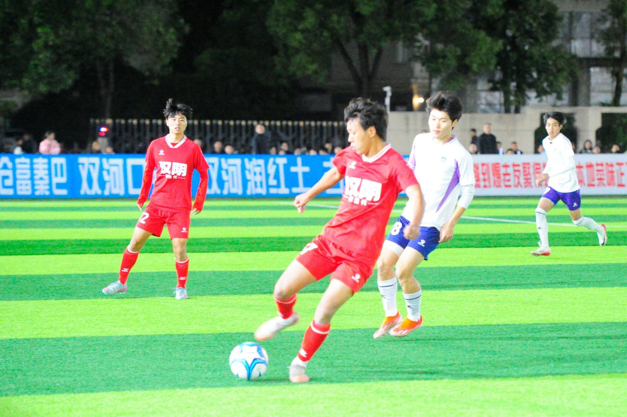 足球队进步显著，团结协作助力胜利