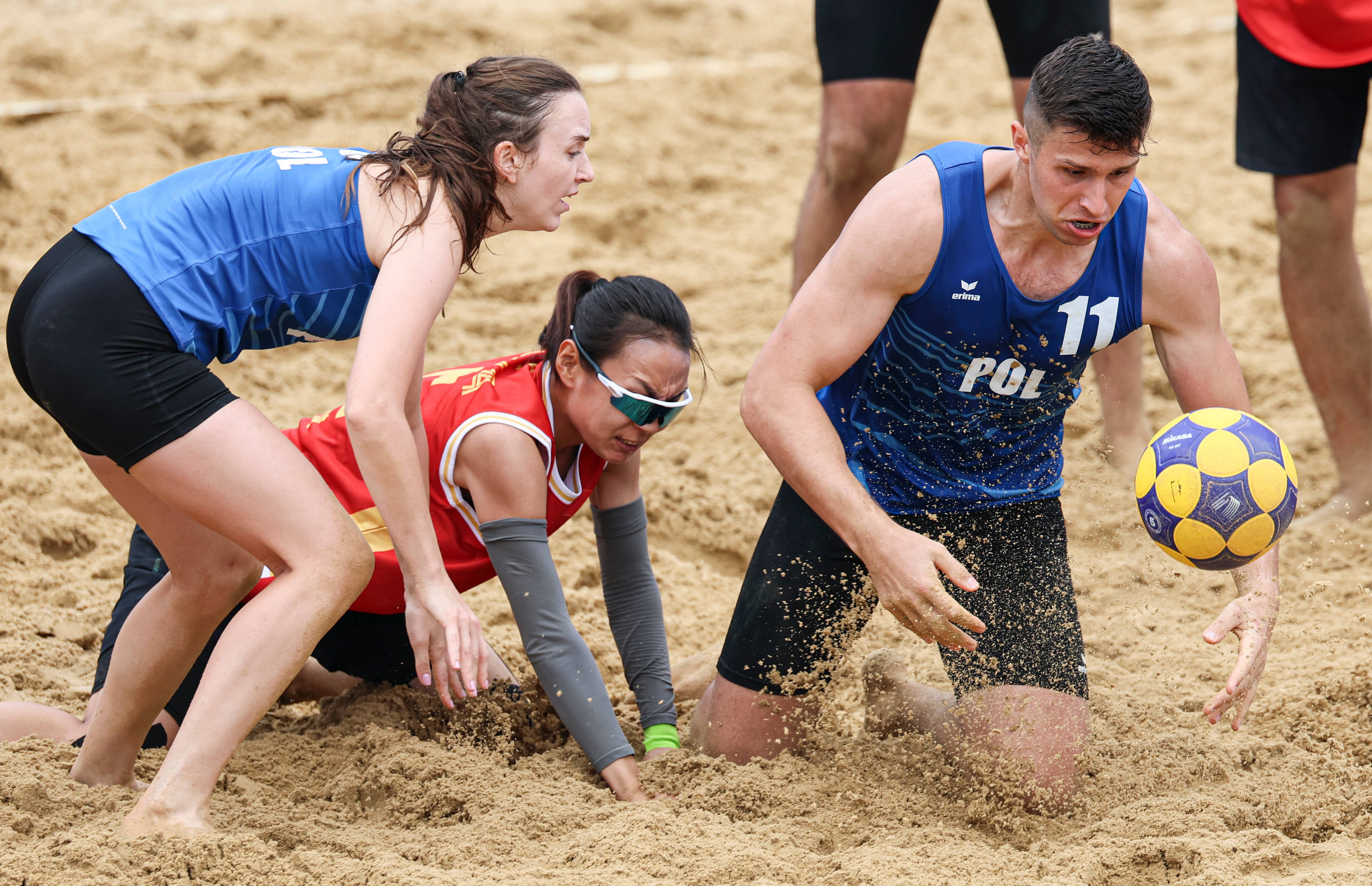 包含荷兰代表团在游泳比赛中奋力拼搏的词条 包含荷兰代表团在游泳比赛中奋力拼搏的词条
