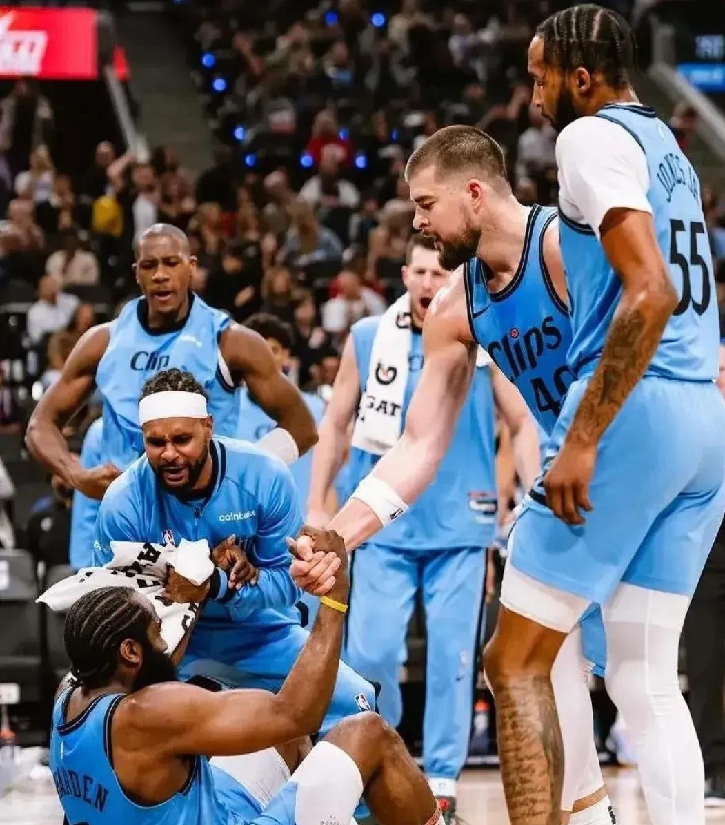 土耳其男篮鏖战雷霆，西蒙斯制霸全场