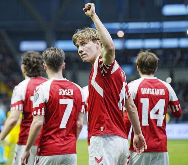 丹麦羽毛球队绝杀法国羽毛球队，辛杜三分雨点燃全场的简单介绍