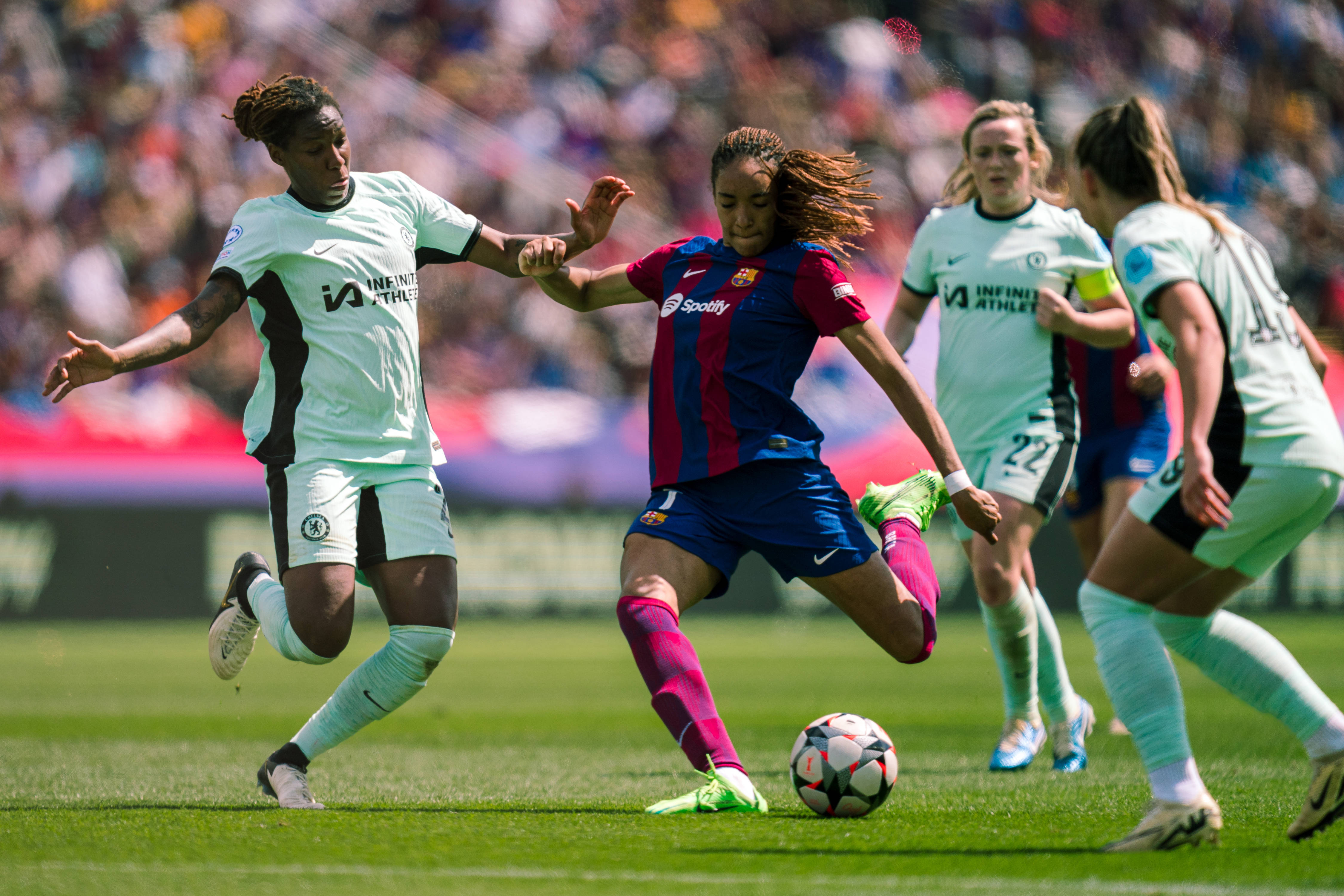 关于足球女队比拼火爆进行，精彩绝伦的一幕的信息