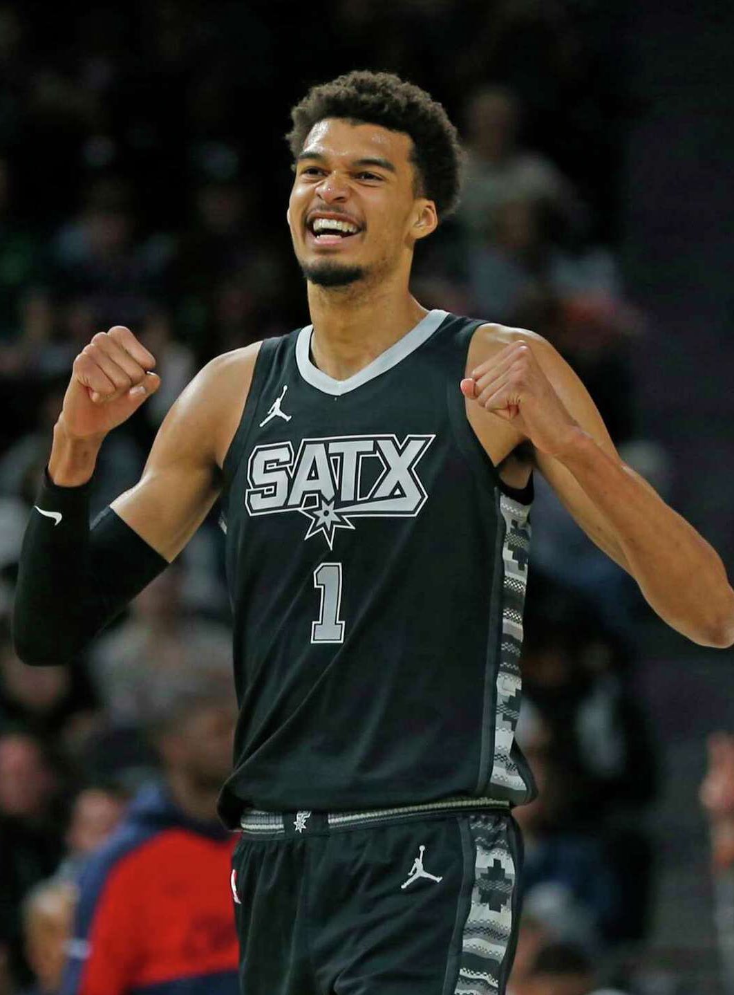 马刺爆冷雷霆,约基奇一己之力扛起全队 马刺爆冷雷霆,约基奇一己之力扛起全队