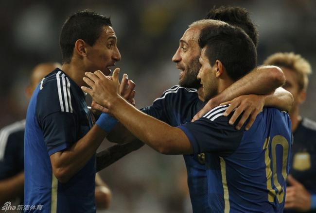 包含丹麦强势美国，迪马利亚完成帽子戏法的词条