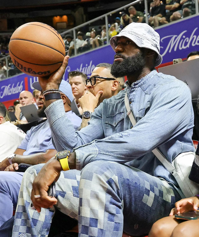 NBA球星为小球迷举办篮球夏令营