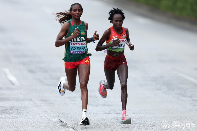 肯尼亚选手在田径比赛中获得铜牌