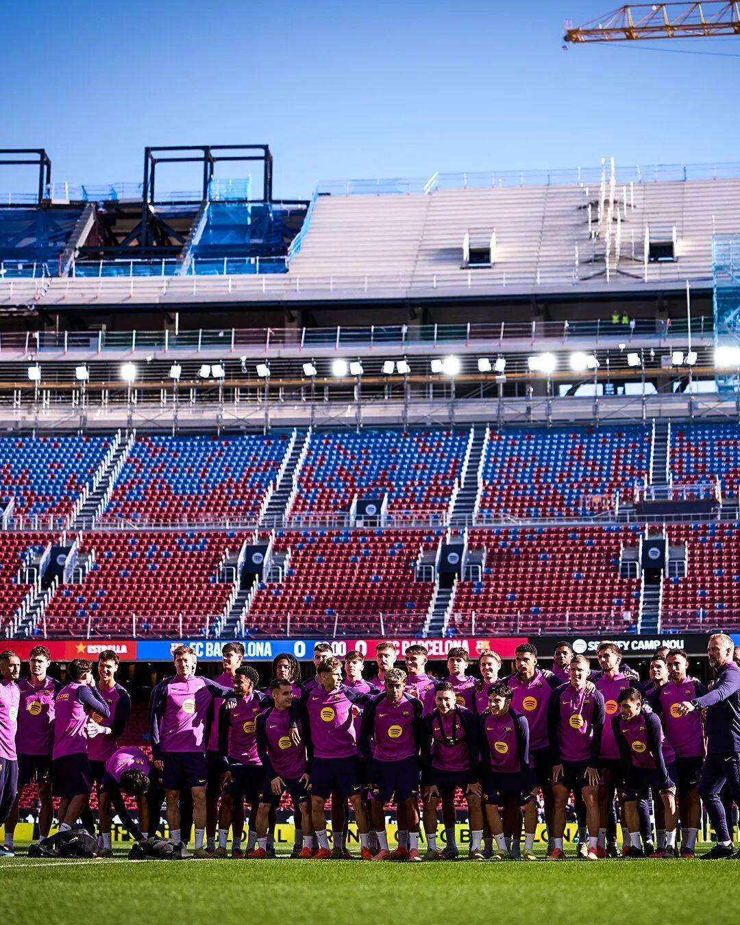 足球明星连发精彩进球，球迷齐声欢呼