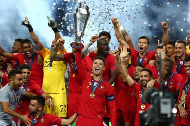 足球明星连发精彩进球，球迷齐声欢呼