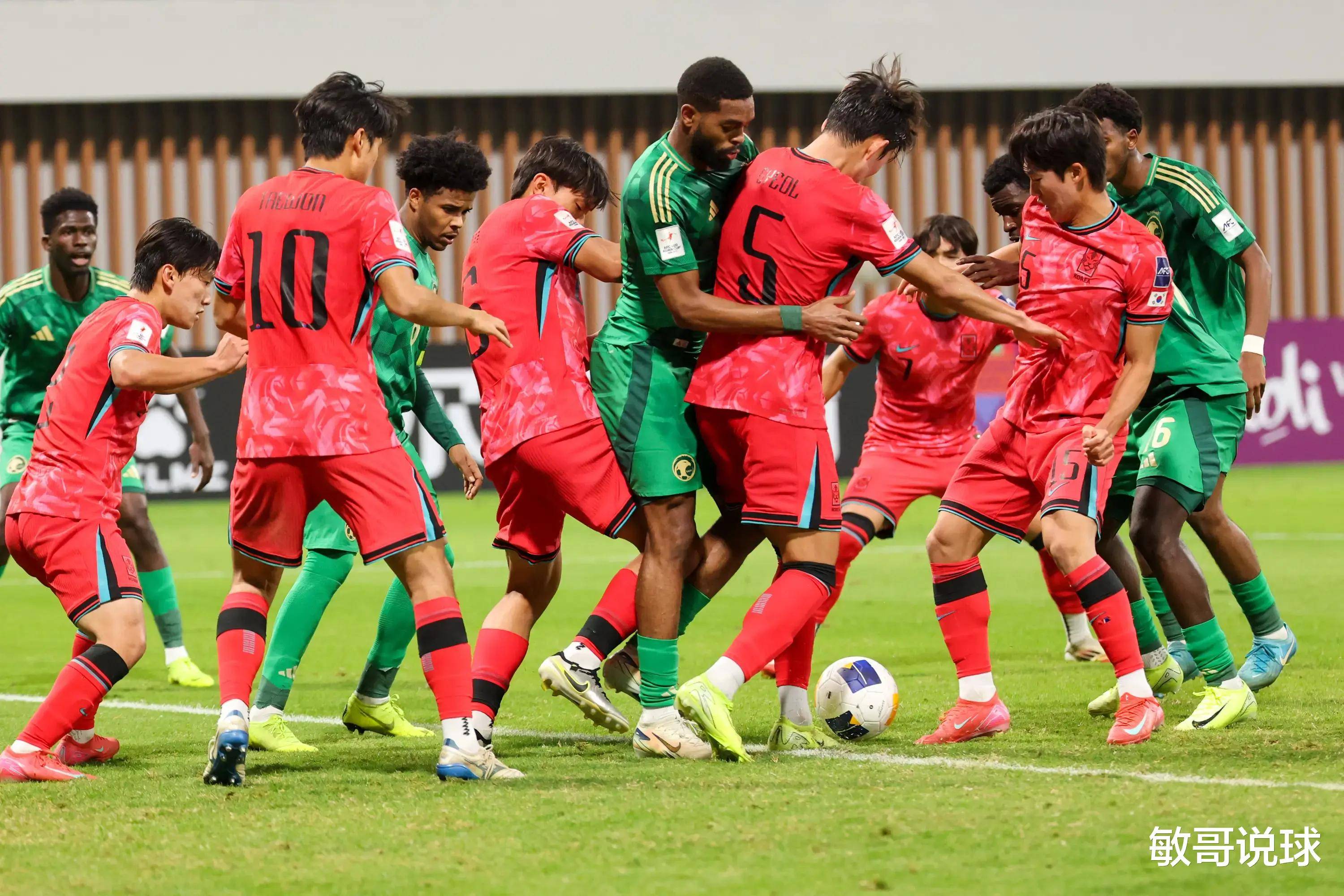 精彩的足球比赛将球迷沉浸在激烈角逐中