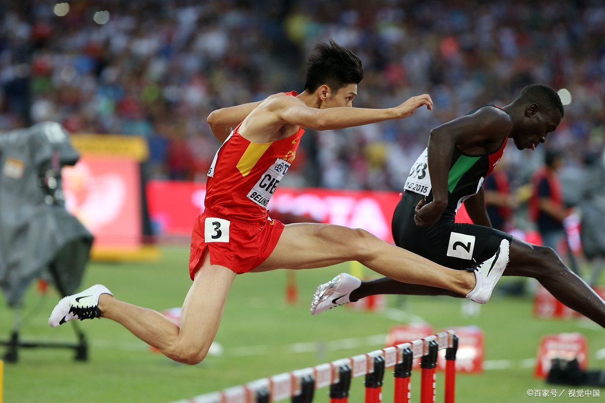 田径比赛选手奋勇拼搏，冲刺终点