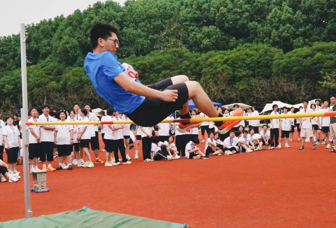 田径比赛选手奋勇拼搏，冲刺终点