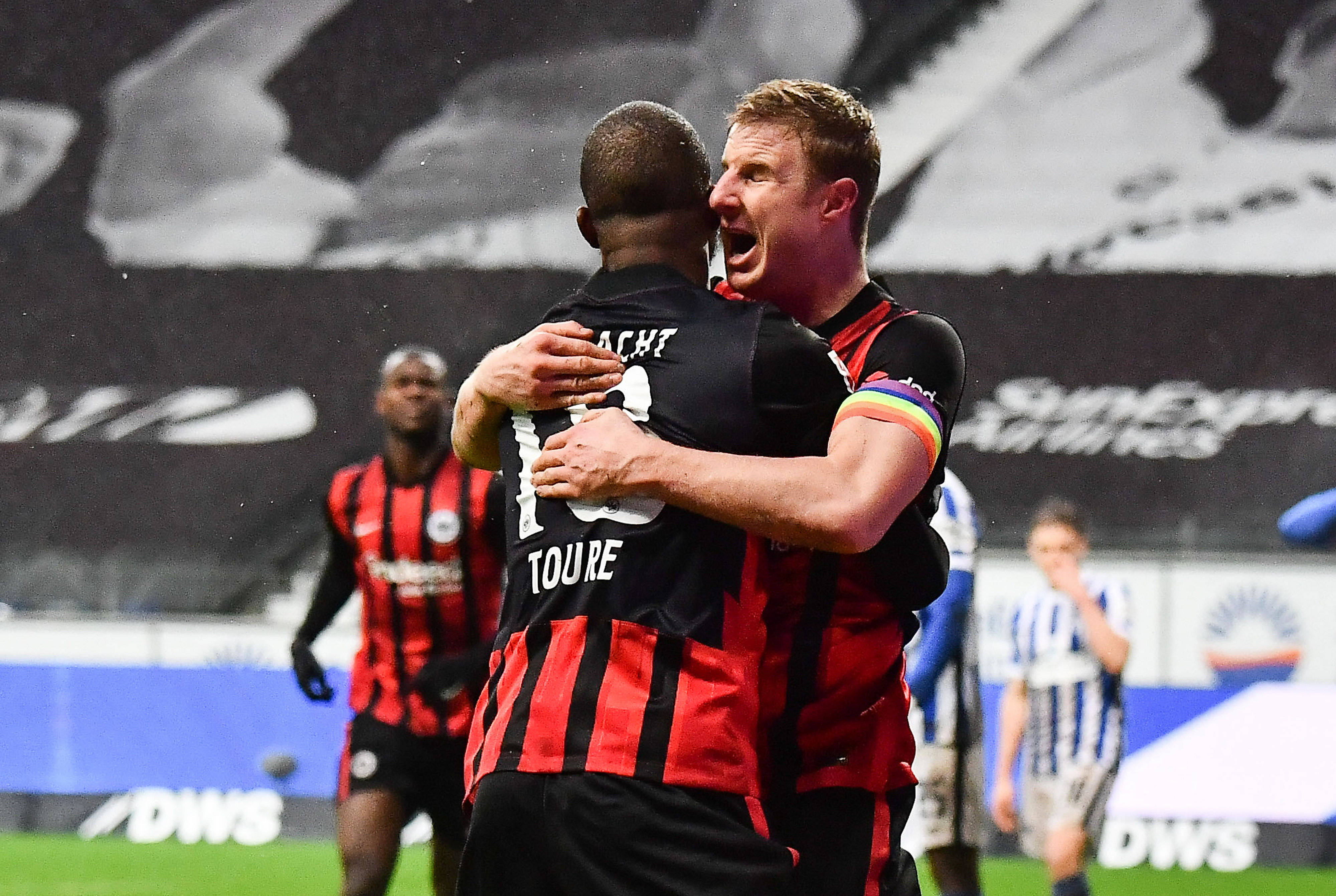 法兰克福主场大胜,提升保级前景的简单介绍 法兰克福主场大胜,提升保级前景的简单介绍