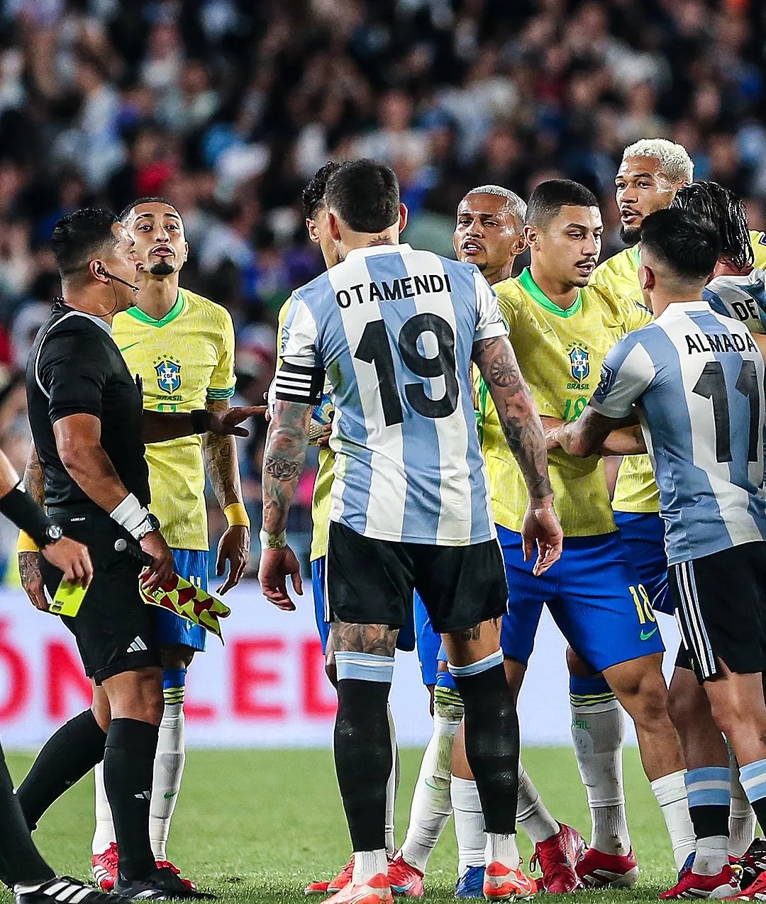 顶尖争锋:球场上的激烈竞争 顶尖争锋:球场上的激烈竞争