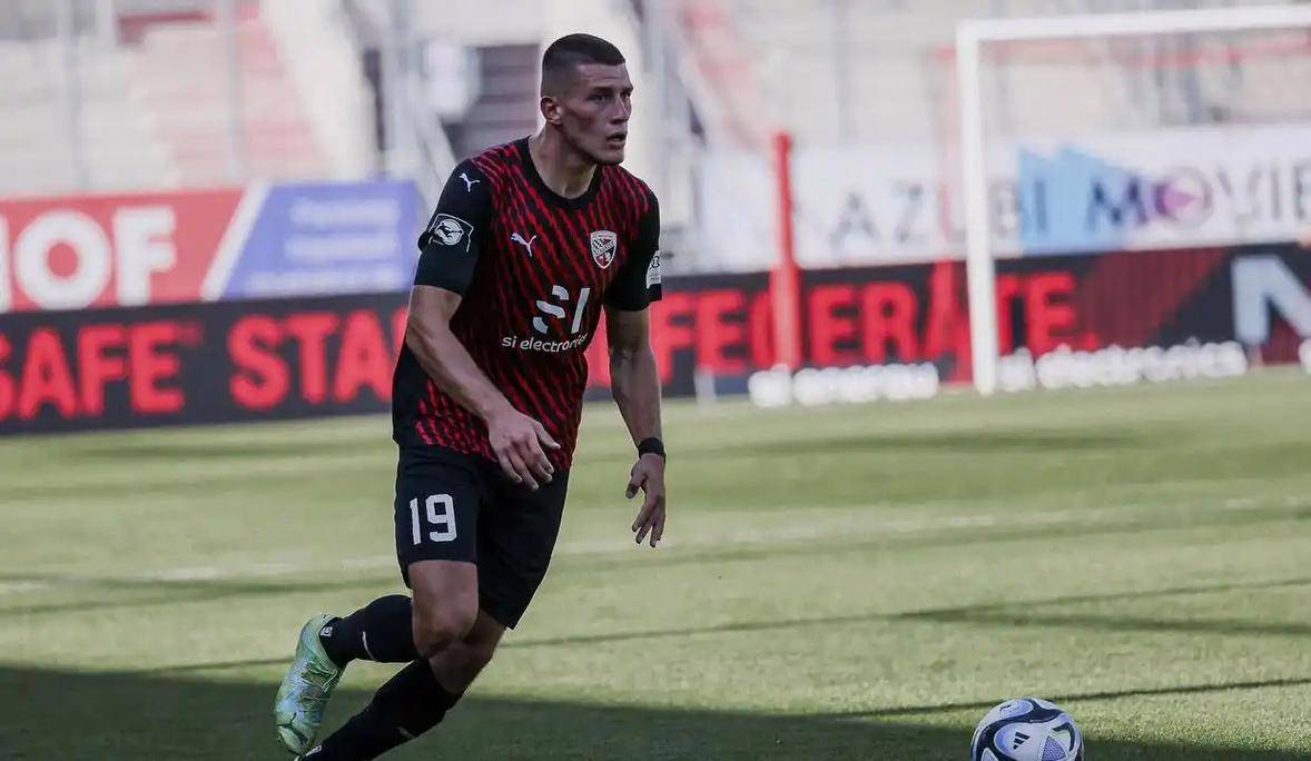 包含汉堡球队全队备战下一轮，主帅调整战术的词条