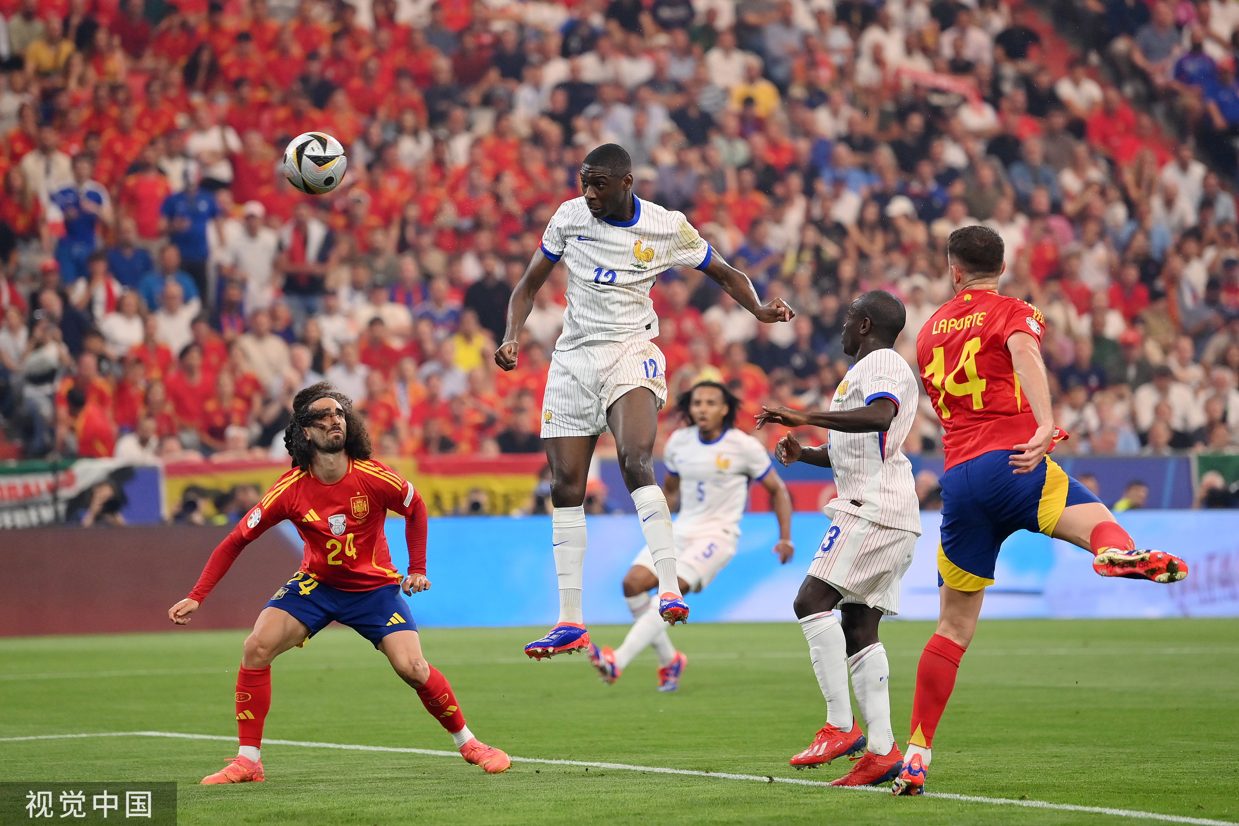 包含欧洲国家杯赛事大幕即将揭开，现场观众热情高涨的词条