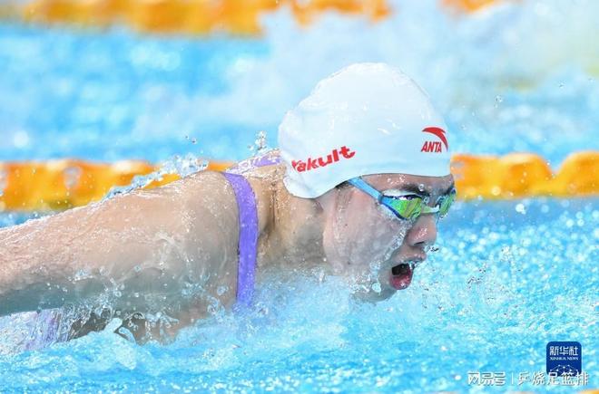 游泳运动员刷新自己纪录获得金牌