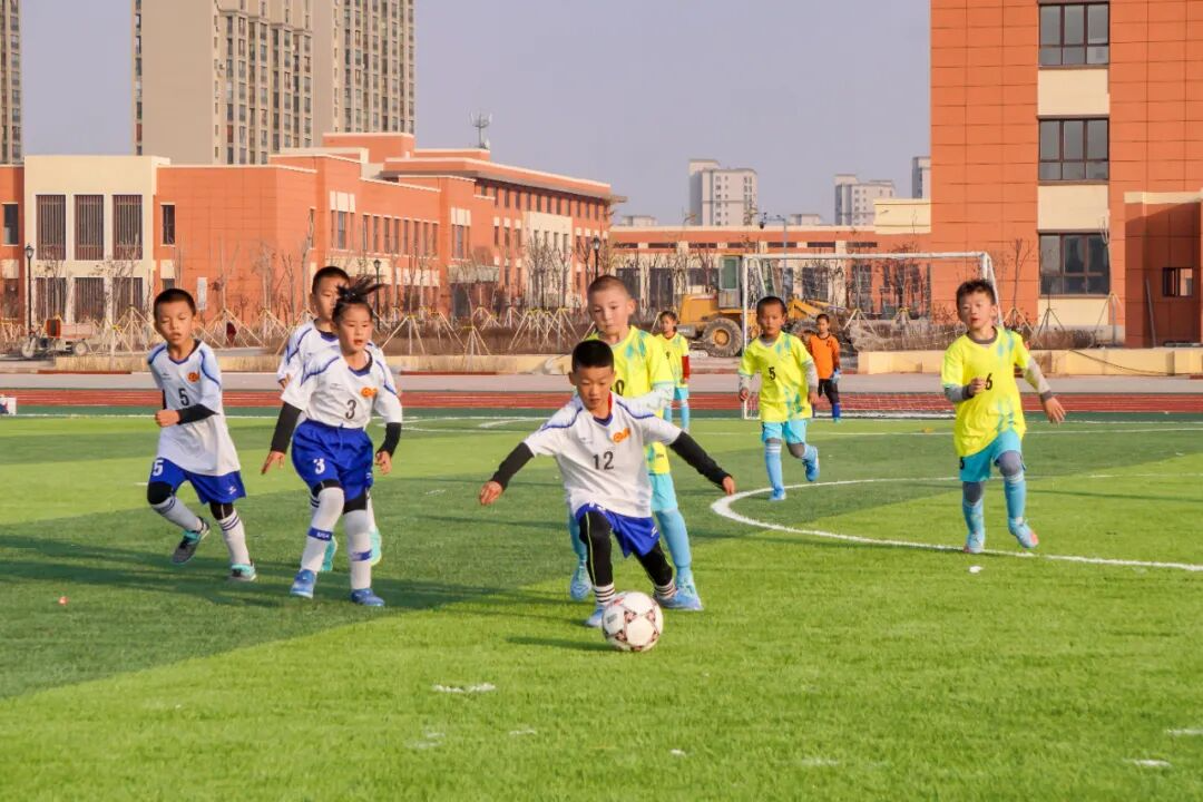 中国队员斗志昂扬，奋勇拼搏比赛的简单介绍