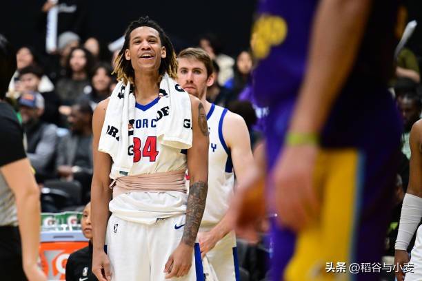 包含开拓者队大胜，活塞队表现低迷的词条