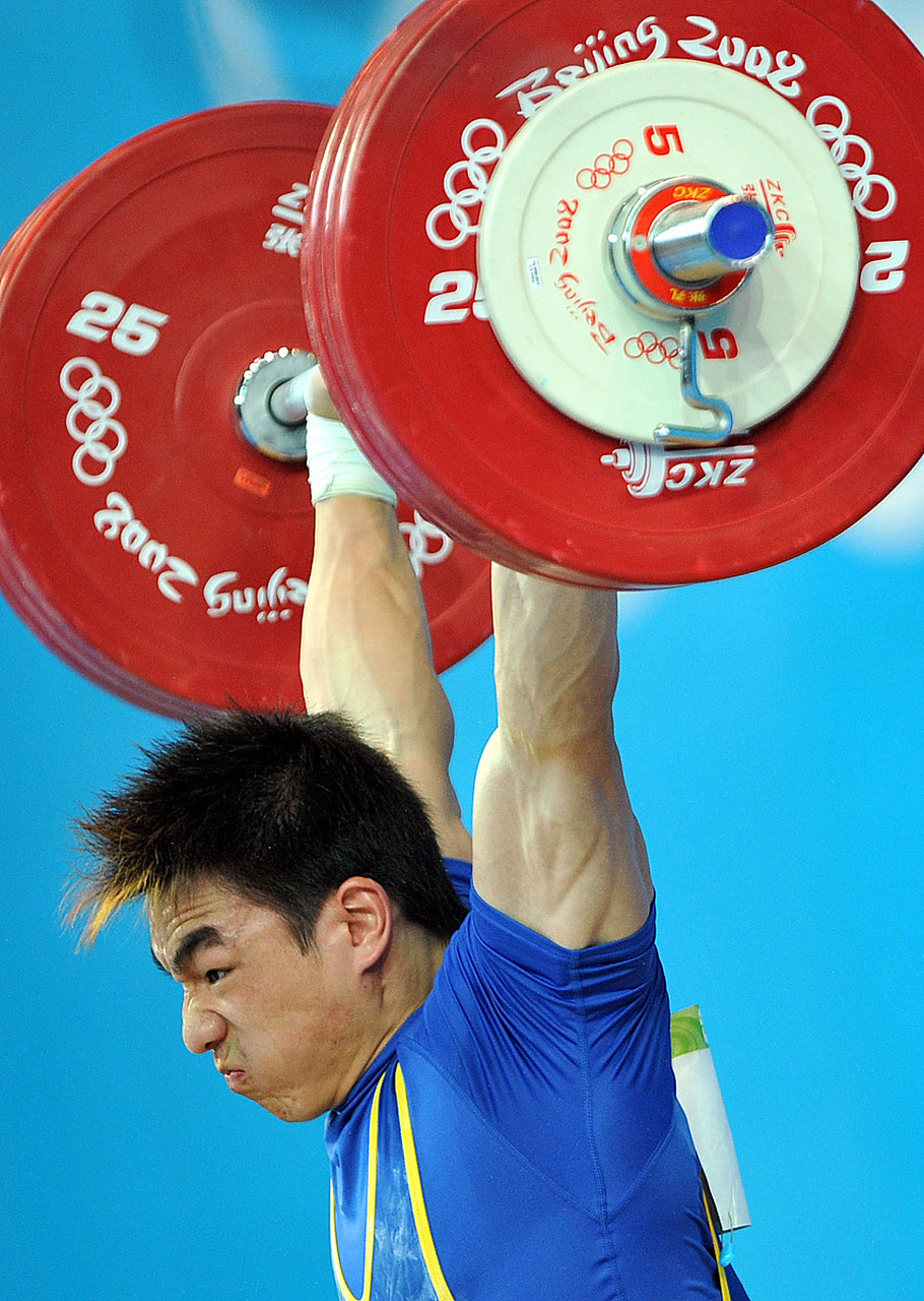 关于举重项目冠军选手强硬独领先的信息