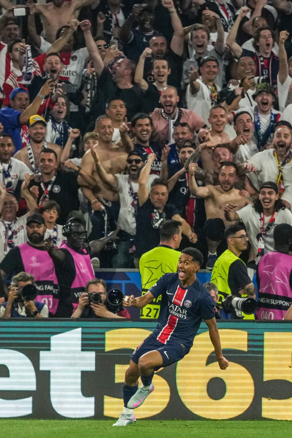 欧冠比赛中一名年轻球员崭露头角的简单介绍 欧冠比赛中一名年轻球员崭露头角的简单介绍